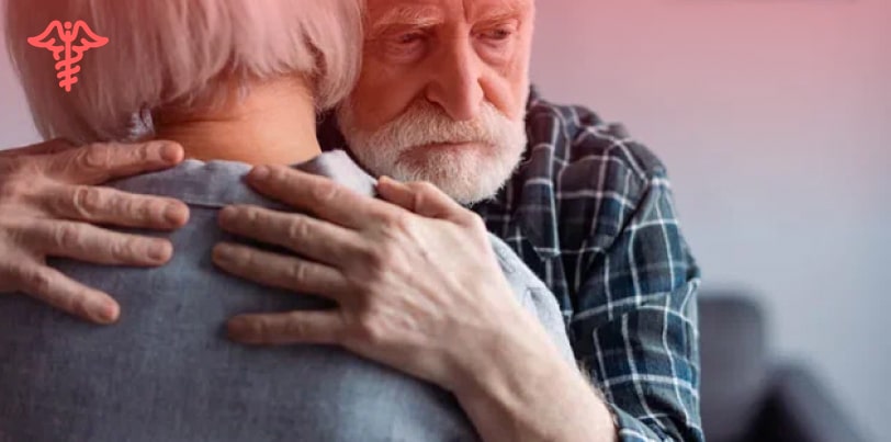 Пожилой мужчина обнимает женщину